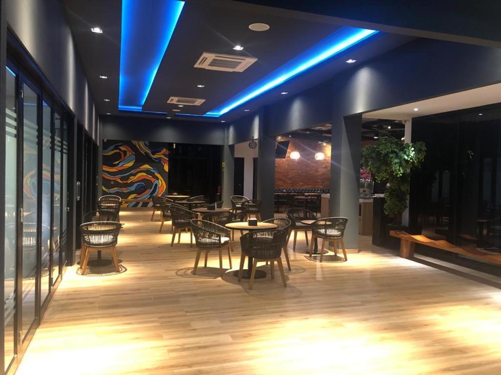 Grand Caman Hotel Bekasi Eksteriør billede