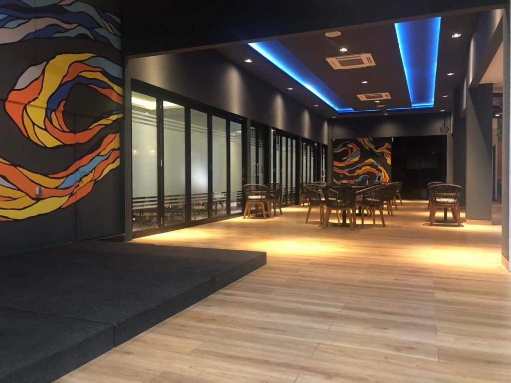 Grand Caman Hotel Bekasi Eksteriør billede