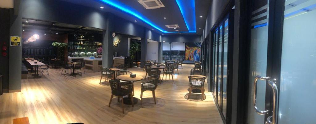 Grand Caman Hotel Bekasi Eksteriør billede